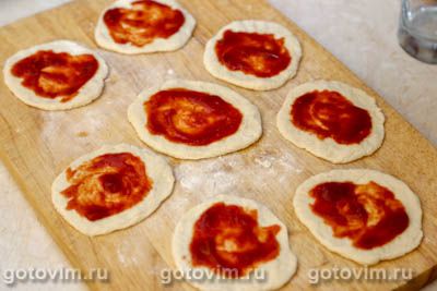 Пицца-бомбочки с колбасой и сыром моцарелла в форме для кексов, Шаг 03