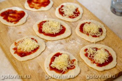 Пицца-бомбочки с колбасой и сыром моцарелла в форме для кексов, Шаг 04