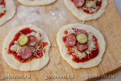 Пицца-бомбочки с колбасой и сыром моцарелла в форме для кексов, Шаг 06