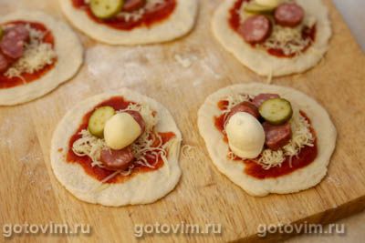 Пицца-бомбочки с колбасой и сыром моцарелла в форме для кексов, Шаг 07