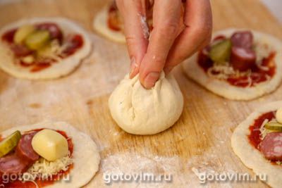 Пицца-бомбочки с колбасой и сыром моцарелла в форме для кексов, Шаг 08