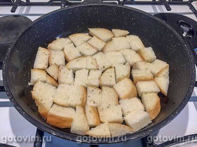 Пицца на сковороде из батона с ветчиной и сыром, Шаг 01