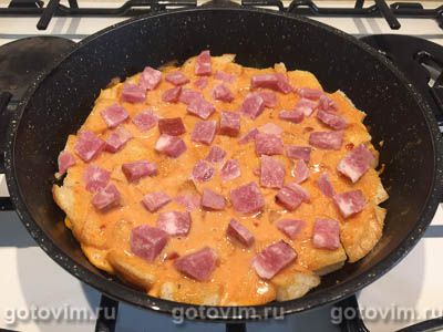 Пицца на сковороде из батона с ветчиной и сыром, Шаг 05