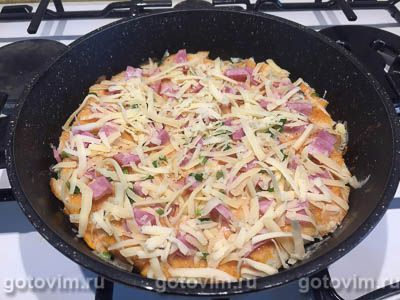Пицца на сковороде из батона с ветчиной и сыром, Шаг 06