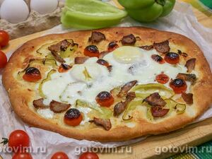 Пицца с окороком, сыром и сырым яйцом