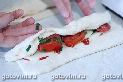 Закрытая пицца-палочка с моцареллой и помидорами, Шаг 06