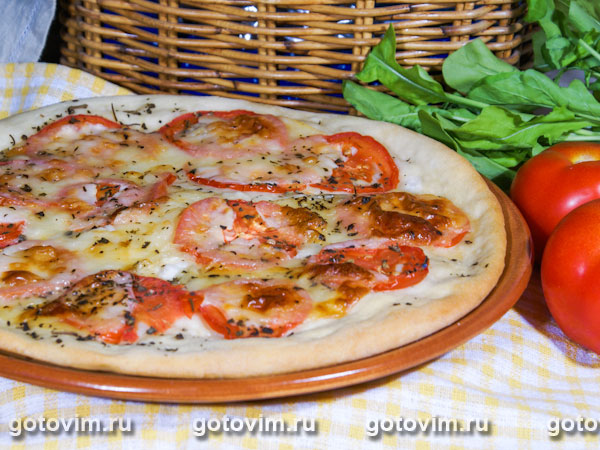 Пицца с помидорами с сыром скаморца. Фотография рецепта