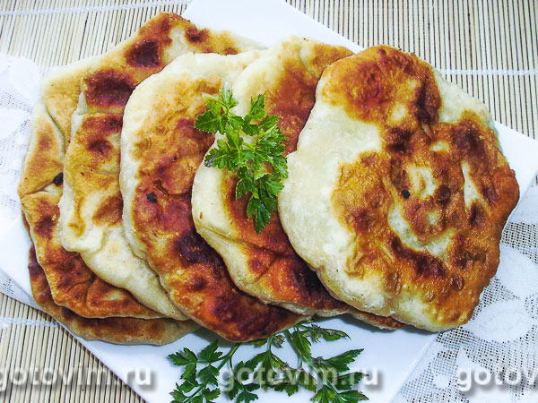 Молдавские лепешки плацинды с картофелем и курицей. Фотография рецепта