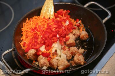 Рис с жареными колбасками и овощами, Шаг 05