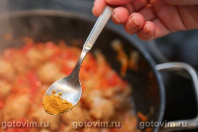 Рис с жареными колбасками и овощами, Шаг 06