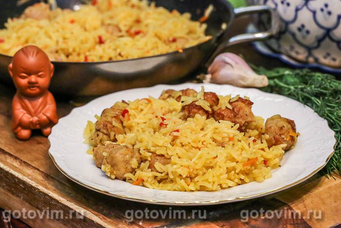 Рис с жареными колбасками и овощами. Фотография рецепта