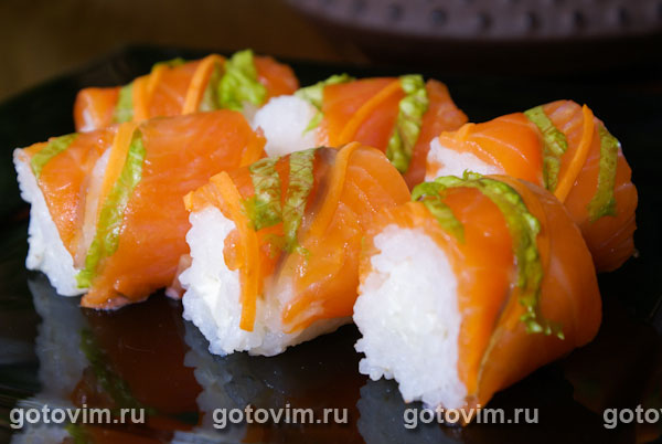 Полосатые суши (Tazuna Sushi или Rainbow Roll). Фотография рецепта