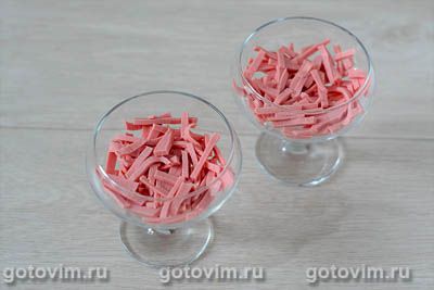 Порционный салат с ветчиной, огурцом и сыром (в креманках), Шаг 01