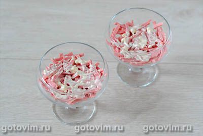 Порционный салат с ветчиной, огурцом и сыром (в креманках), Шаг 02