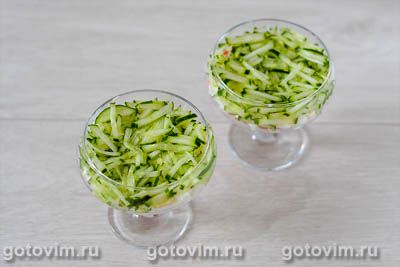 Порционный салат с ветчиной, огурцом и сыром (в креманках), Шаг 05