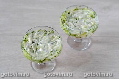 Порционный салат с ветчиной, огурцом и сыром (в креманках), Шаг 06