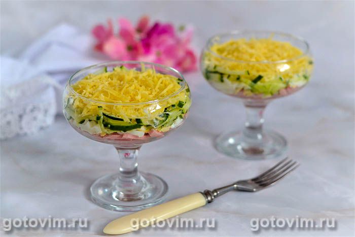 Порционный салат с ветчиной, огурцом и сыром (в креманках). Фотография рецепта