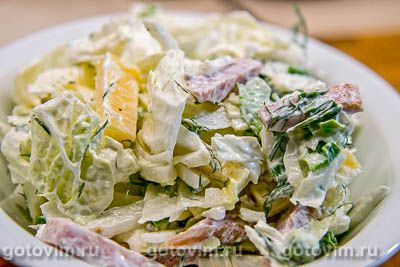 Салат из пекинской капусты с сыром и колбасой