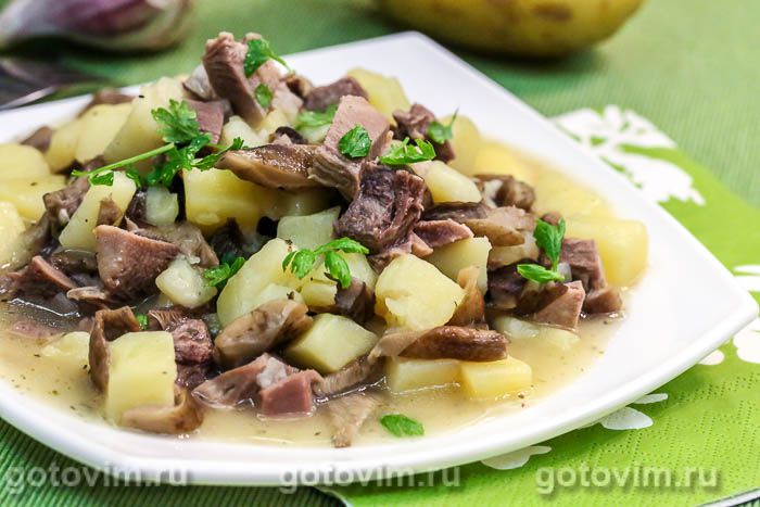 Тушеная картошка с грибами и свиным языком. Фотография рецепта