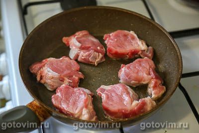 Жареная свиная вырезка с баклажанами в томатном соусе, Шаг 02