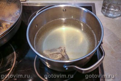 Рассольник с перловкой, огурцами и маринованными опятами, Шаг 01