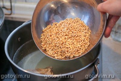 Рассольник с перловкой, огурцами и маринованными опятами, Шаг 02
