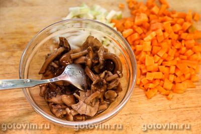 Рассольник с перловкой, огурцами и маринованными опятами, Шаг 03