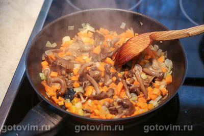 Рассольник с перловкой, огурцами и маринованными опятами, Шаг 04