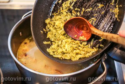Рассольник с перловкой, огурцами и маринованными опятами, Шаг 07