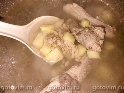 суп с ребрышками и перловкой рецепт. 02. суп с ребрышками и перловкой рецепт фото. суп с ребрышками и перловкой рецепт-02. картинка суп с ребрышками и перловкой рецепт. картинка 02. Суп с перловкой на свиных ребрышках стал одним из самых востребованных первых блюд в нашей семье. Мне, к примеру. Как и моему мужу, особенно нравится вкус перловочки. Она придает как-то утонченности и неповторимости горячему лакомству. Я же об интересном супчике узнала сравнительно недавно. Все как-то варила супы с добавлением макарон. А тут, поехала как-то в гости к подружке с ночевкой, она и угостила меня супом с перловкой. Вкус мне понравился, только подруга его варила диетическим, без мяса и зажарочки.