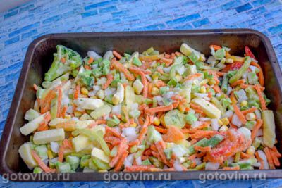 Замороженные овощи с сосисками в духовке