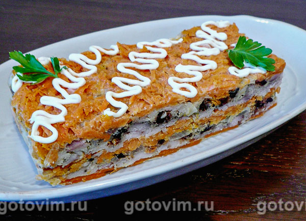 Запеченный закусочный торт из рыбы и овощей . Фотография рецепта