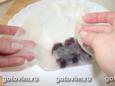Рисовые блинчики с ягодами и фруктами (спринг роллы), Шаг 03