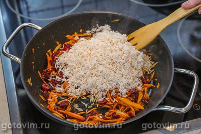 Рис с вяленой клюквой, приготовленный в сковороде, Шаг 06