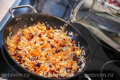 Рис с вяленой клюквой, приготовленный в сковороде, Шаг 07