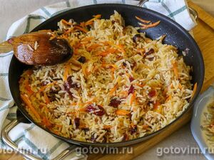 Рис с вяленой клюквой, приготовленный в сковороде