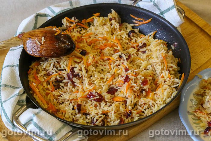 Рис с вяленой клюквой, приготовленный в сковороде. Фотография рецепта