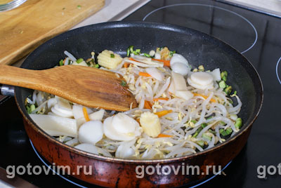 Рисовая лапша с овощами и яйцом, Шаг 02