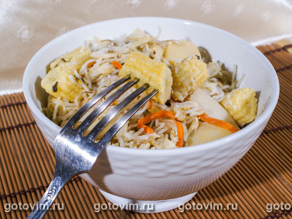 Рисовая лапша с овощами и яйцом. Фотография рецепта