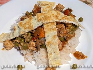 Рис с тушеным мясом, овощами, грибами и орехами