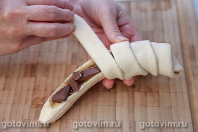 Рогалики из слоеного теста с бананом, фаршированным шоколадом, Шаг 05