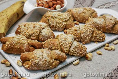 Постные рогалики из бананового теста с арахисом. Фото-рецепт