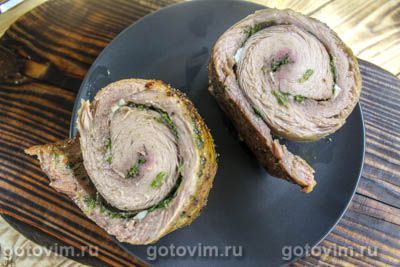 Мясной рулет из говядины с зеленью и чесноком в духовке. Фото-рецепт