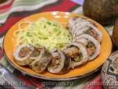 Рулет из свинины с острым перцем, беконом и сыром