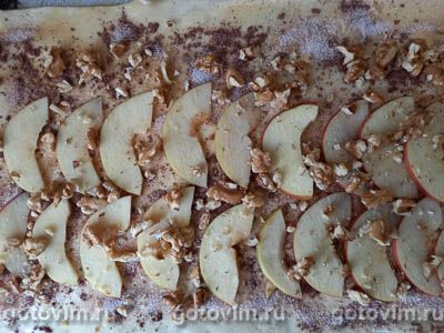 Рулет из слоеного теста с яблоками и грецкими орехами, Шаг 04