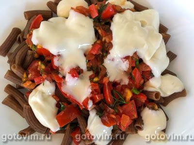 Ржаные макароны с помидорами, укропом и плавленым сыром, Шаг 07