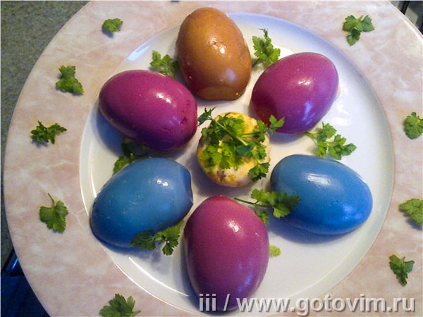 Разноцветные фаршированные яйца. Фотография рецепта