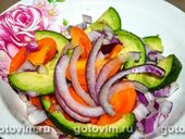 Овощной салат из авокадо, помидоров и красного лука