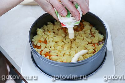 Слоеный салат и копченой курицей, свеклой, черносливом и орехами, Шаг 05
