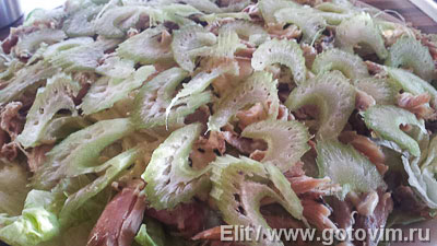 Слоеный салат из курицы с авокадо, сельдереем и сырным соусом ( A la MARRE), Шаг 04